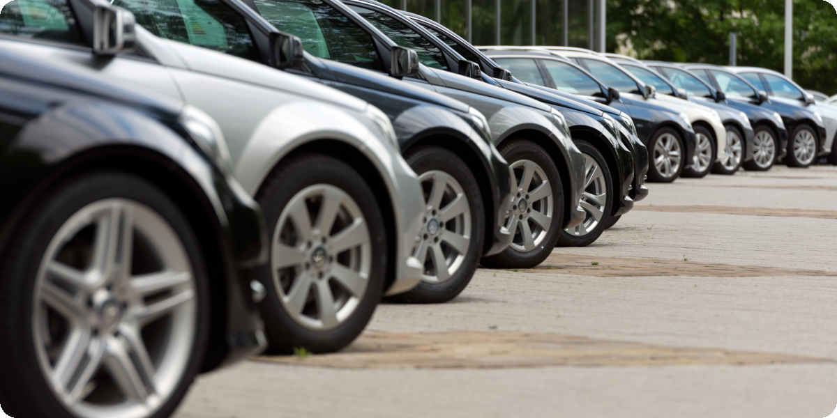 Autos stehen beim Händler in einer Reihe.