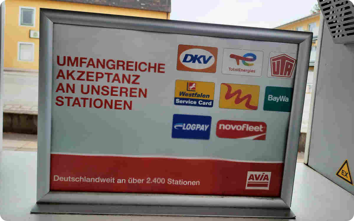 Fotografie eines Schildes mit an der Tankstelle akzeptierten Tankkarten.