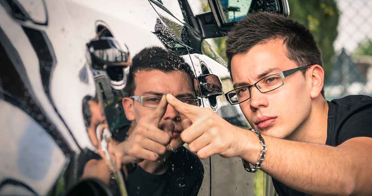 Kunde prüft die Autolackierung