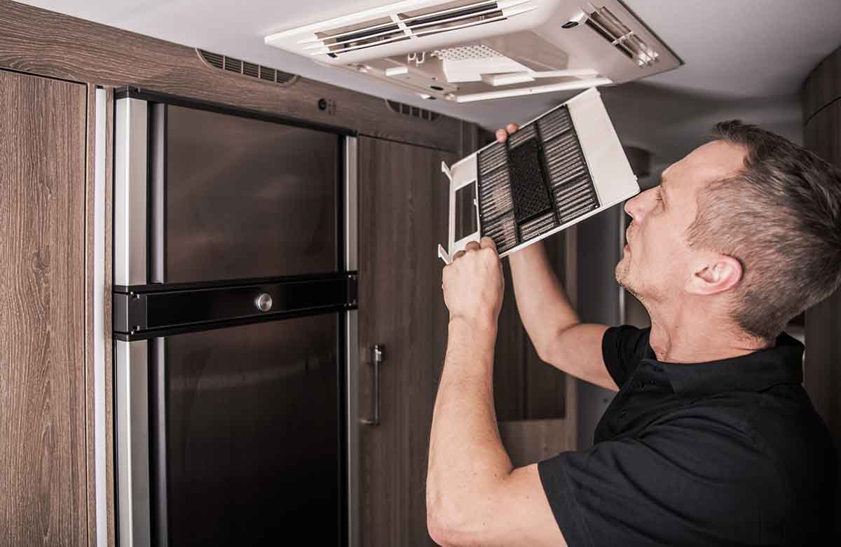 Prüfung der Klimaanlage im Wohnmobil