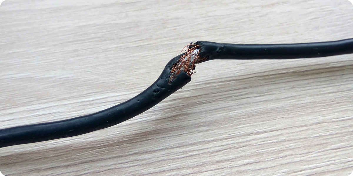 Bei einem ankeknabberten Kabel liegen die Drähte frei.