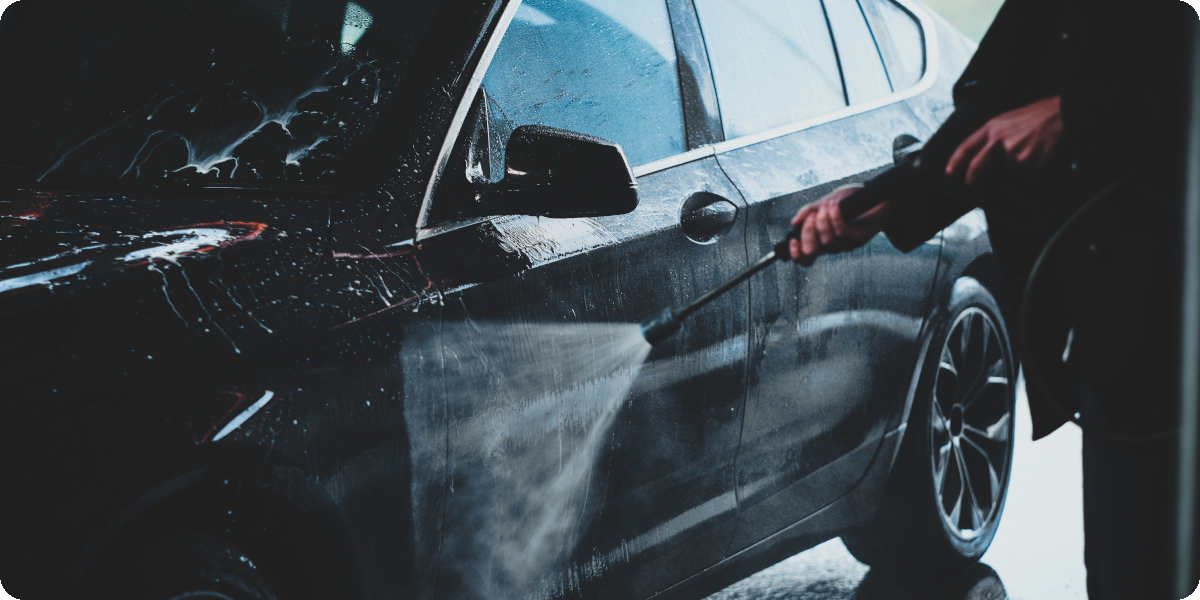 Auto wird durch das waschen vor Rost geschützt.