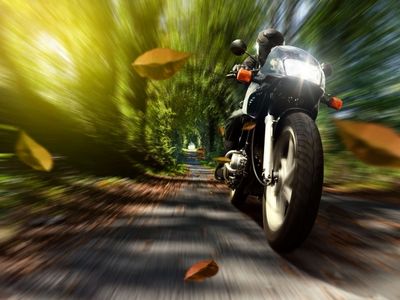 Motorrad im Wald mit Tunnelblick-Effekt