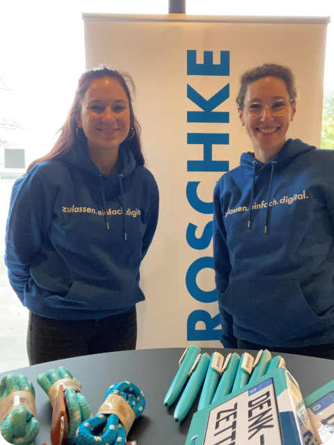 Personalmitarbeiter von Kroschke stehen am Messestand in Prinovis.