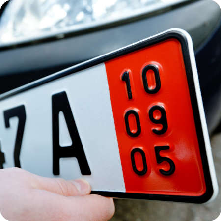 Fotografie eines roten Ausfuhrkennzeichens.