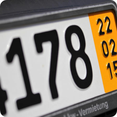 Fotografie eines gelben Kurzzeitkennzeichens.