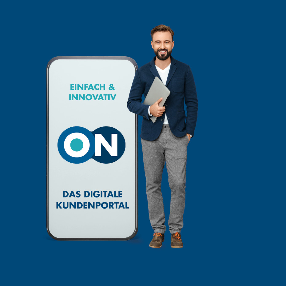 Ein Mann lehnt sich an ein &uuml;berdimensionales Smartphone auf dem ON das Kundenportal steht.
