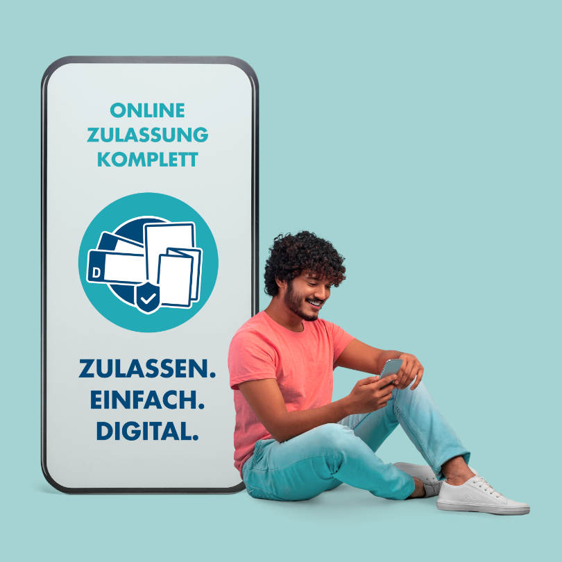 Ein Mann sitzt lächelnd an einem großen Smartphone mit einer Werbung für die Fahrzeugzulassung.