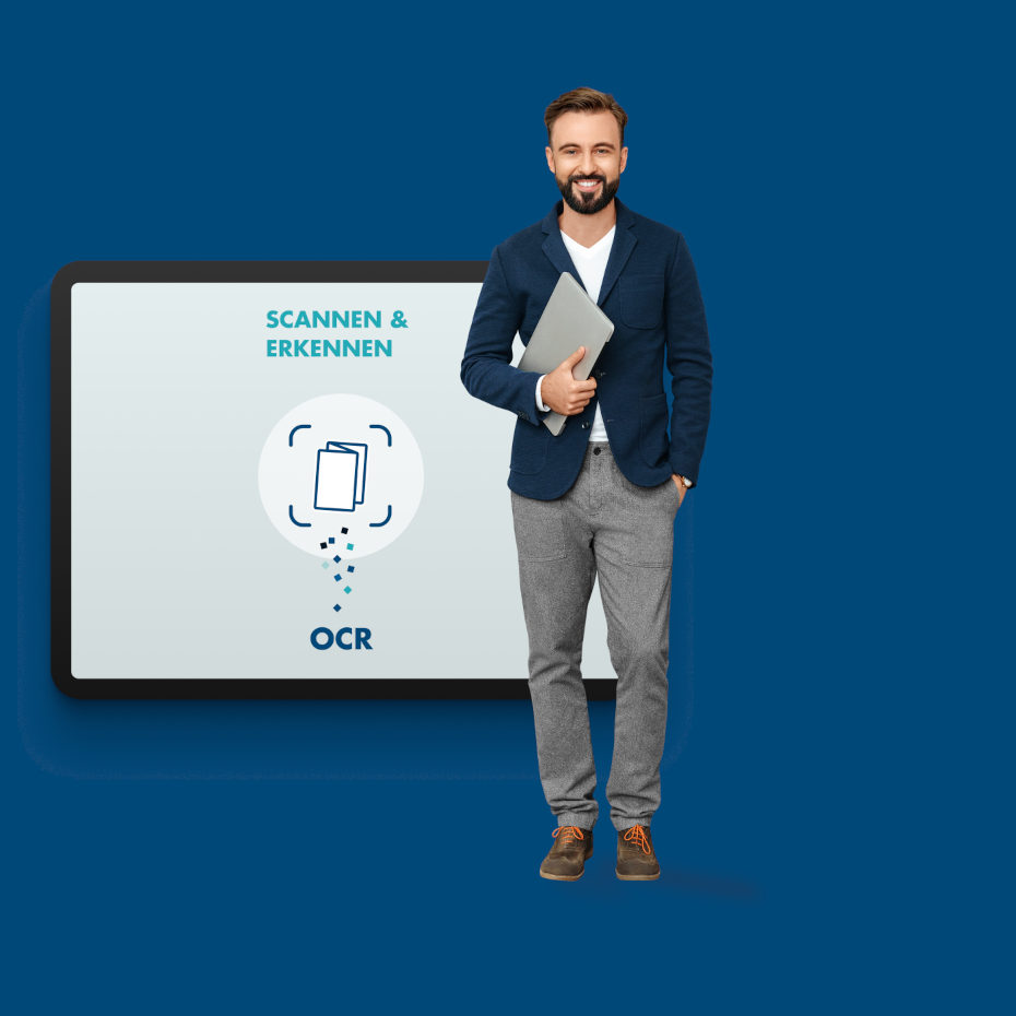 Eine steht l&auml;chelnd vor einem Tablet mit Werbung f&uuml;r den OCR scannen & erkennen Service von Kroschke.