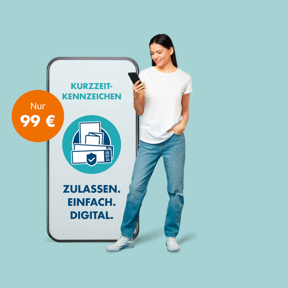 Eine Frau steht l&auml;chelnd an einem gro&szlig;en Smartphone mit einer Werbung f&uuml;r die Kuzzeitkennzeichen.