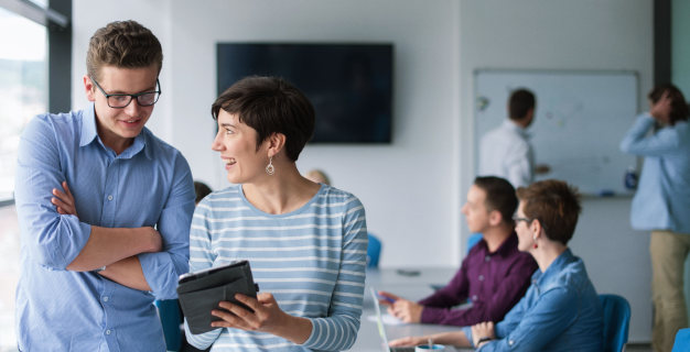 Mitarbeiter von Kroschke besprechen ein Thema in einem Büro.